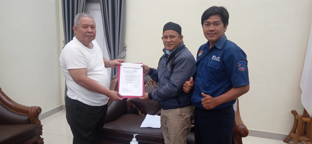 Bupati Tanjab Barat Dr. H. Safrial Memberikan Surat Dukungan Kepada Ketua Umum FHT Hendra Novariadi, S.Kom. (FOTO : JambinetID, Selasa 04/08/20).
