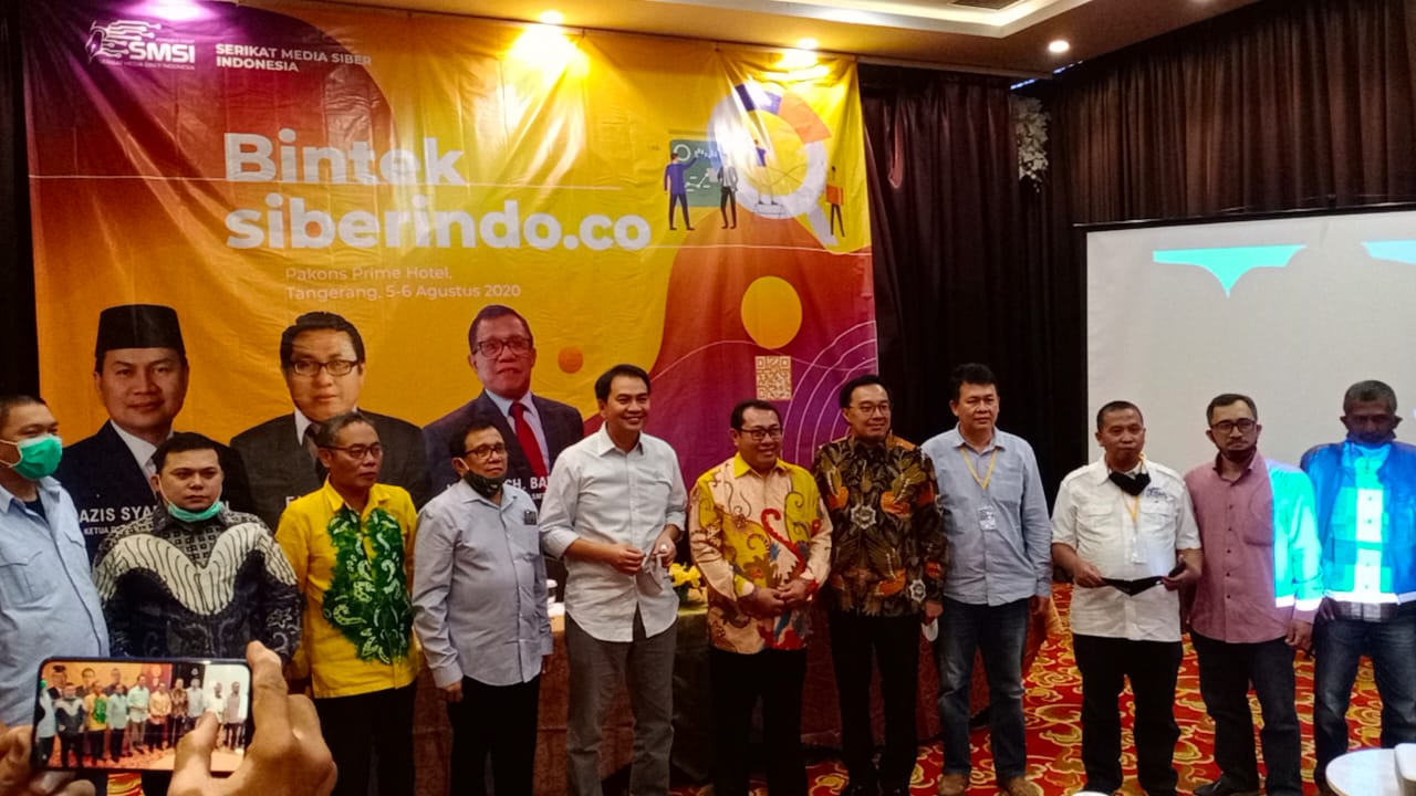 FOTO : Wakil Ketua DPR RI Azis Syamsuddin (Tengah) pada Pembukaan Bimtek untuk Penguatan News Room SMSI di Kota Tangerang, Rabu (05/08/20)
