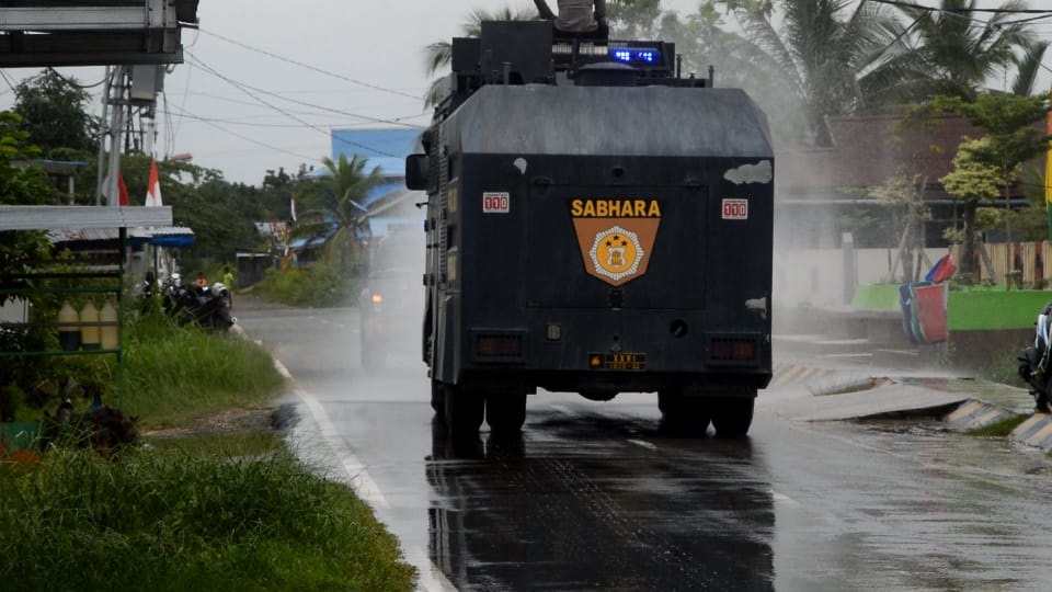 Mobil Water Canon / AVC Polres Tanjab Barat Melakukan Penyemprotan Disinfektan disekitar di Rumah Sakit Umum Daerah (RSUD) KH. Daud Arif. (FOTO : JambinetID, Selasa 18/08/20)