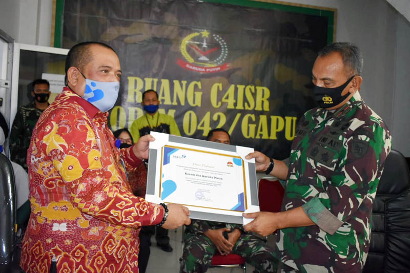 Danrem 042/Gapu, Brigjen TNI M.Zulkifli menerima Piagam Penghargaan dari Kepala Perwakilan BKKBN Provinsi Jambi Munawar Ibrohim. [FOTO : JambiNET/Korem042]