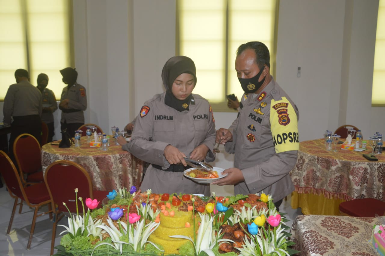 Kapolres Tanjab Batat AKBP Guntur Saputro, S.IK, MH dan Ibu Asuh Polwan Polres Tanjab Barat Ibu Indri Guntur Saat Memotong Tumpeng Syukuran HUT Polwan ke 72. [FOTO : JamhiNET]