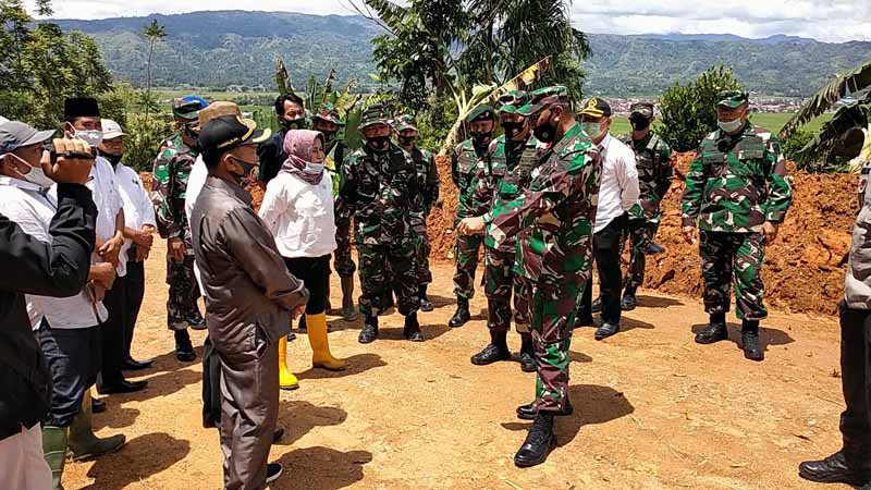 Bupati Kerinci, H. Adirozal bersama Danrem 042/Gapu Brigjen TNI M. Zulkifli Ketika Mengunjungi Lokasi TMMD. [FOTO : JambiNET/REM042]