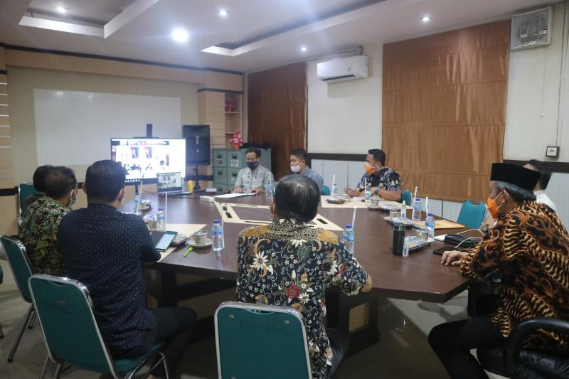 Sekretaris Daerah Ir. H. Agus Sanusi, MSi Saat Rakor Pilkada dan Penanganan Covid-19 melalui VC bersama Pjs Gubernur Jambi di Ruang Rapat Bupati. [FOTO : JambiNET/Hms]