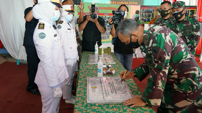Danrem 042 Garuda Putih, Brigadir Jenderal TNI M. Zulkifli Menandatangani Prasasti Perubahan Nama AKPER Garuda Putih Berubah Nama Menjadi STIKES. [FOTO : JambiNET/REM042]