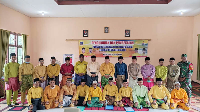 Pengukuhan Pengurus Lembaga Adat Melayu Jambi Desa dan Kelurahan se Kecamatan Renah Mendaluh. [FOTO : JambiNET/LAM]