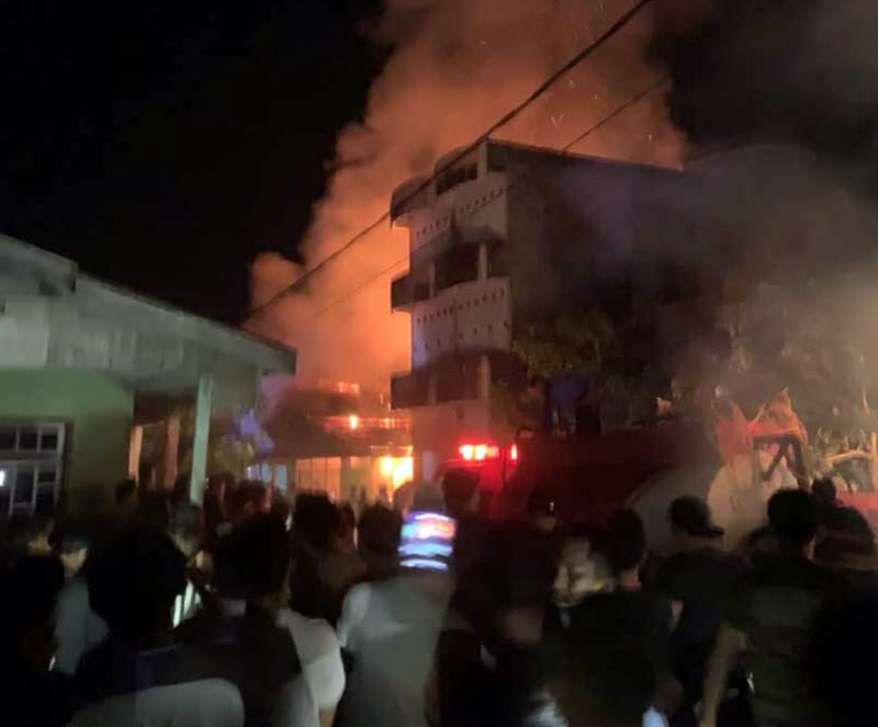 Api Sedang Besar-Besarnya Menghanguskan Rumah Penduduk. [FOTO : JambiNET]