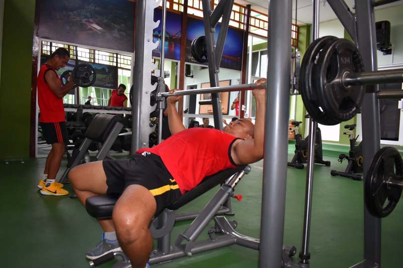 Prajurit Korem 042/Gapu Tengah Melaksanakan Fitnes di Makorem Jambi. [FOTO : JambiNET/REM042]