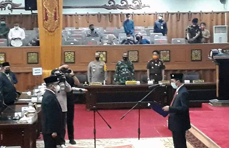 Ketua DPRD Provinsi Jambi Edi Purwanto Melantik Syahruddin menjadi Anggota DPRD Provinsi Jambi Pergantian Antar Waktu (PAW) Masa Tugas 2019-2024. [FOTO : JambiNET/Ist]