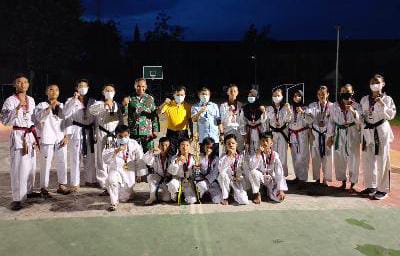 Danrem 042/Gapu Brigjen TNI M. Zulkifli dan Gubernur Jambi foto bersama dengan Atlet Akademi Taekwondo Korem 042/Gapu, Selasa (26/10/2021). FOTO : PENREM 042/GAPU  