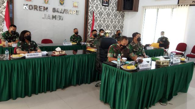 Danrem 042/Gapu Brigjen TNI M. Zulkifli, S.I.P., M.M dan Staf mengikuti Rapat Evaluasi Progjagar Kodam II/Swj TA 202 dari ruang rapat Makorem Kota secara virtual (Penrem 042/Gapu)