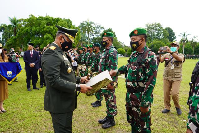 8 Prajurit Korem 042/Gapu menerima Piagam Penghargaan dari Kasad. FOTO : PENREM 042/GAPU 