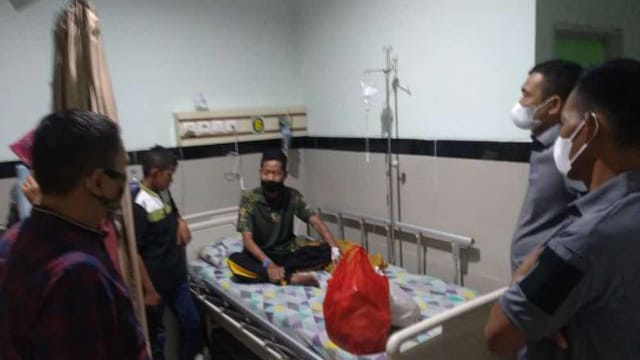 DOK. Kapenrerm  042/Gapu Mayor Inf RM Hatta membesuk anggotanya yang sedang menjalani perawatan di Rumah Sakit Bratanata/DKT Jambi, Rabu sore (05/01/2022).