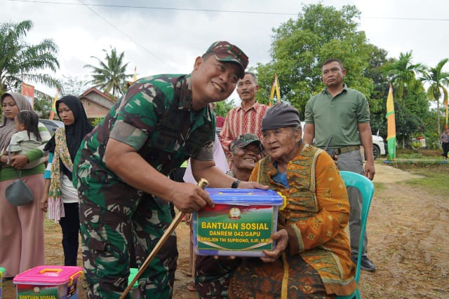Komandan Korem 042/Gapu Brigjen TNI Supriono, S.IP., M.M., memberikan bantuan sosial kepada warga di Kampung Pancasila (Penrem042gapu)