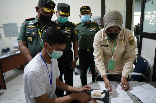 Komandan Korem 042/Gapu Brigjen TNI Supriono, S.IP., M.M., memantau langsung pelaksanaan tes kesehatan bagi para calon Perwira Prajurit Karier (PA PK) TNI TA 2022. (Foto. Penrem042gapu)